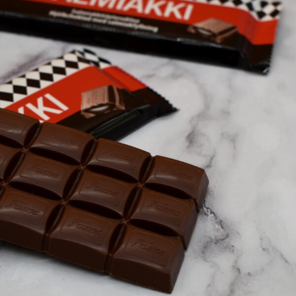 Fazer Salmiakki Schokoladentafel mit Lakritzfüllung - 100g